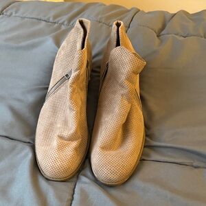 Universal thread Dylan booties